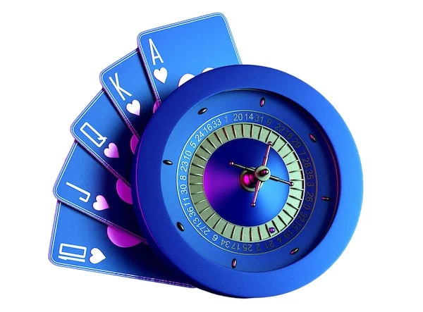 Bánh xe roulette màu xanh dương nổi bật cùng các lá bài tây được xòe quạt phía sau trên nền trắng sạch sẽ